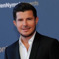 Vincent Niclo torse nu et musclé : le séduisant chanteur fait tomber la chemise !