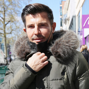 Exclusif - Vincent Niclo quitte les studios de RTL à Neuilly-sur-Seine.