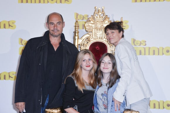 Bernard Campan avec sa femme Anne et ses filles Loan et Nina - Avant première du film "Les Minions" au Grand Rex à Paris le 23 juin 2015. 