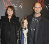 Bernard Campan avec sa femme Anne et leur fille à la générale de la comédie musicale "La Belle et la Bête" à Mogador à Paris le 24 octobre 2013.