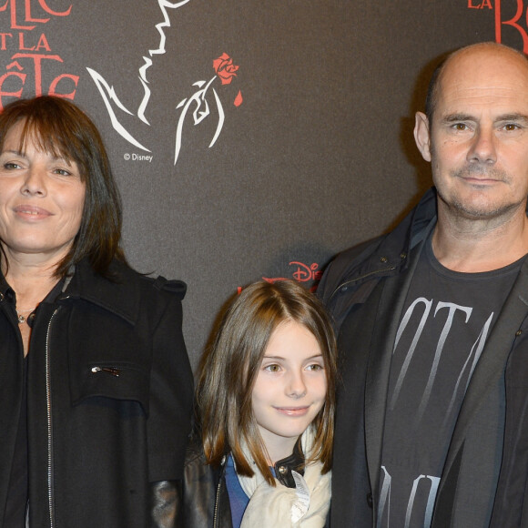 Bernard Campan avec sa femme Anne et leur fille à la générale de la comédie musicale "La Belle et la Bête" à Mogador à Paris le 24 octobre 2013.