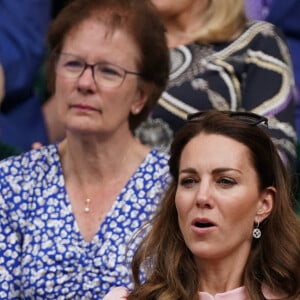 Catherine (Kate) Middleton, duchesse de Cambridge assiste, au côté de son père Michael, à la finale du tournoi de Wimbledon (Djokovic - Berrettini) au All England Lawn Tennis and Croquet Club à Londres, le 11 juillet 2021.