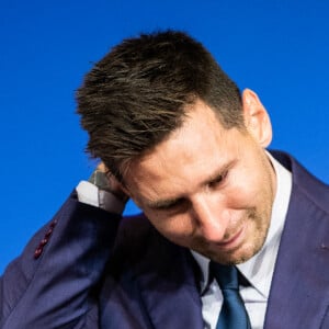 Lionel Messi annonce son départ du FC Barcelone lors d'une conférence de presse au Camp Nou. Barcelone, le 8 août 2021. © Marc Gonzalez Aloma/AFP7 via Zuma Press/Bestimage