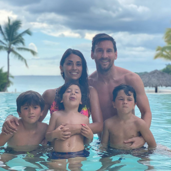 Lionel Messi, son épouse Antonela Roccuzzo et leurs trois garçons, Thiago, Mateo et Ciro en vacances. Juillet 2021.