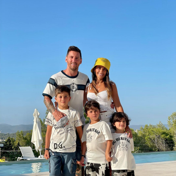 Lionel Messi, son épouse Antonela Roccuzzo et leurs trois garçons, Thiago, Mateo et Ciro en vacances. Juillet 2021.