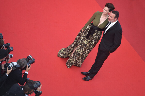 Jean Dujardin et sa femme Nathalie Péchalat - Montée des marches du film " OSS 117 : Alerte rouge en Afrique Noire " lors du 74ème Festival International du Film de Cannes. Le 17 juillet 2021.