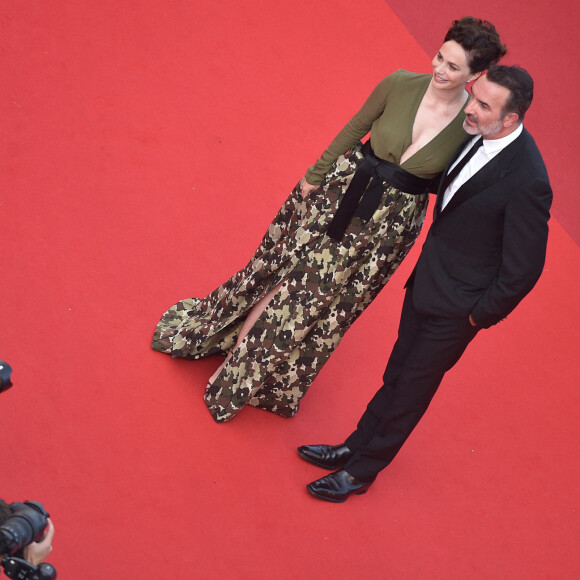 Jean Dujardin et sa femme Nathalie Péchalat - Montée des marches du film " OSS 117 : Alerte rouge en Afrique Noire " lors du 74ème Festival International du Film de Cannes. Le 17 juillet 2021.