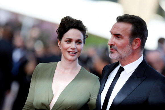 Jean Dujardin et sa femme Nathalie Péchalat - Montée des marches du film " OSS 117 : Alerte rouge en Afrique Noire " lors du 74ème Festival International du Film de Cannes. Le 17 juillet 2021 © Borde-Jacovides-Moreau / Bestimage