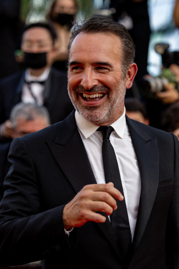 Jean Dujardin - Montée des marches du film " OSS 117 : Alerte rouge en Afrique Noire " lors du 74ème Festival International du Film de Cannes. Le 17 juillet 2021 © Borde-Jacovides-Moreau / Bestimage