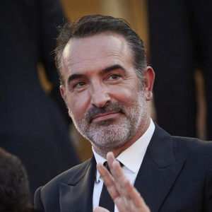 Jean Dujardin - Montée des marches du film " OSS 117 : Alerte rouge en Afrique Noire " lors du 74ème Festival International du Film de Cannes. Le 17 juillet 2021 © Borde-Jacovides-Moreau / Bestimage