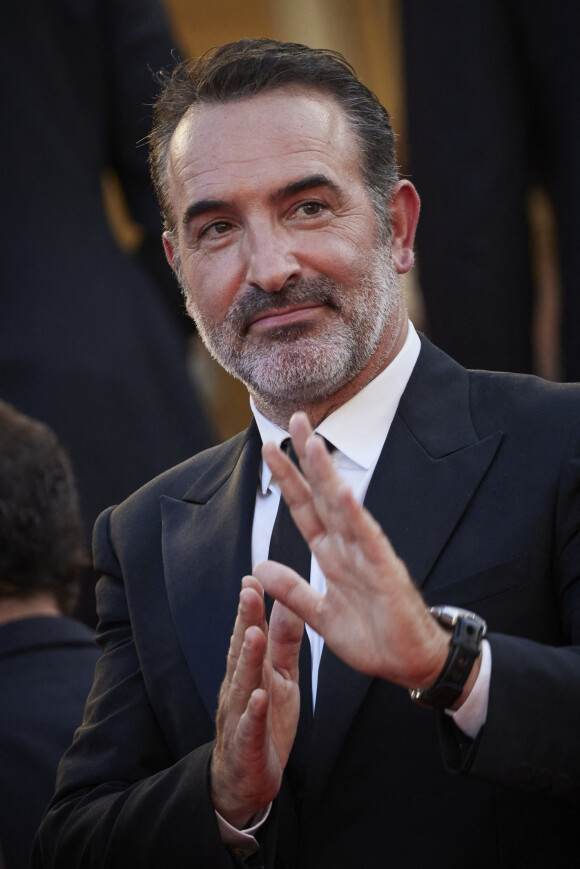 Jean Dujardin - Montée des marches du film " OSS 117 : Alerte rouge en Afrique Noire " lors du 74ème Festival International du Film de Cannes. Le 17 juillet 2021 © Borde-Jacovides-Moreau / Bestimage