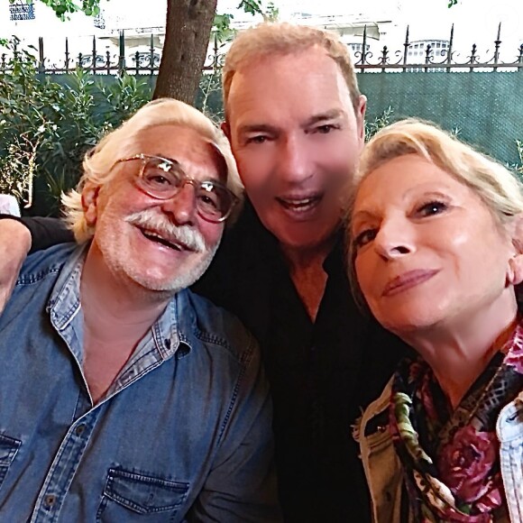 Tony Gomez pose avec Véronique Sanson et son compagnon Christian, à Paris, le 2 août 2020.