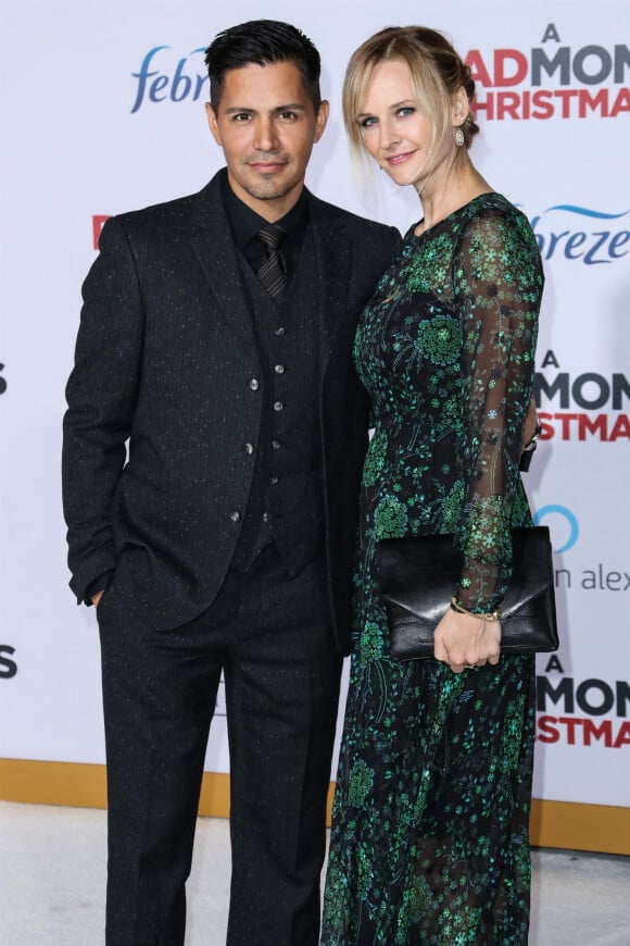 Jay Hernandez et sa femme Daniella Deutscher à la première de 'A Bad Moms Christmas' au théâtre Regency Village à Westwood, le 30 octobre 2017.