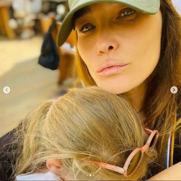 Carla Bruni en pause câlin avec sa fille Giulia.