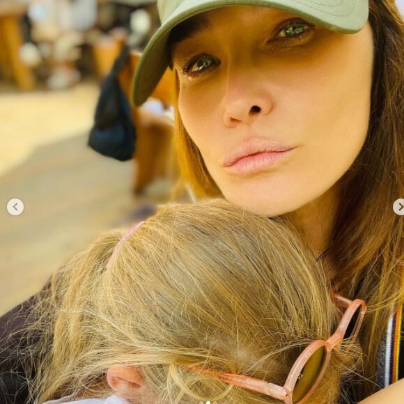 Carla Bruni en pause câlin avec sa fille Giulia.