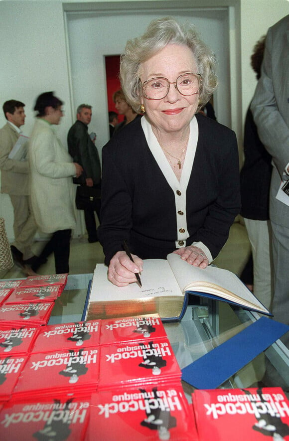 Patricia Hitchcock O'Connell inaugure l'exposition "Hitchcock et l'Art" au Centre Pompidou à Paris, le 5 juin 2001.
