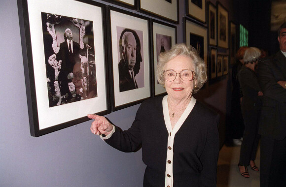 Patricia Hitchcock inaugure l'exposition "Hitchcock et l'Art" à Paris, en 2001.