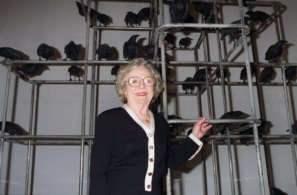 Patricia Hitchcock devant le décor ayant servi pour le film de son père, "Les Oiseaux".