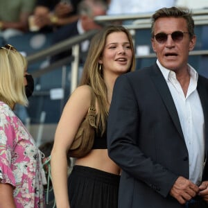 Benjamin Castaldi et sa belle fille Louise - People dans les tribunes - Match de football en ligue 1 Uber Eats : Le PSG (Paris Saint-Germain) remporte la victoire 4-2 contre Strasbourg au Parc des Princes le 14 août 2021. © Federico Pestellini / Panoramic / Bestimage 