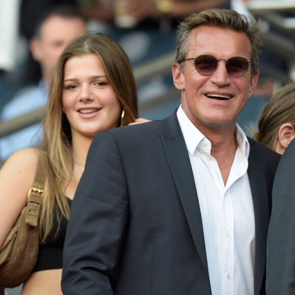 Benjamin Castaldi et sa belle fille Louise - People dans les tribunes - Match de football en ligue 1 Uber Eats : Le PSG (Paris Saint-Germain) remporte la victoire 4-2 contre Strasbourg au Parc des Princes. © Federico Pestellini / Panoramic / Bestimage 