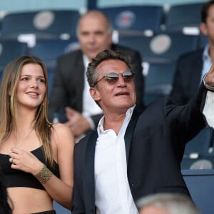 Benjamin Castaldi et sa belle fille Louise - People dans les tribunes - Match de football en ligue 1 Uber Eats : Le PSG (Paris Saint-Germain) remporte la victoire 4-2 contre Strasbourg au Parc des Princes le 14 août 2021. © Federico Pestellini / Panoramic / Bestimage 