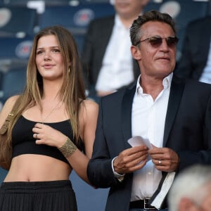 Benjamin Castaldi et sa belle fille Louise - People dans les tribunes - Match de football en ligue 1 Uber Eats : Le PSG (Paris Saint-Germain) remporte la victoire 4-2 contre Strasbourg au Parc des Princes le 14 août 2021. © Federico Pestellini / Panoramic / Bestimage 