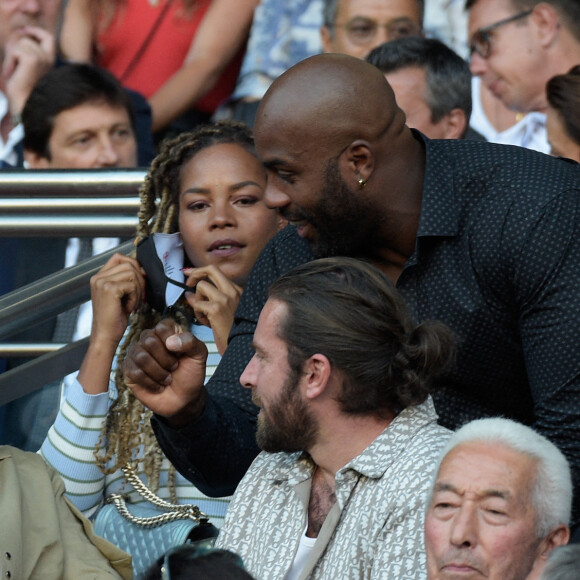 Teddy Riner et sa compagne Luthna Plocus - People dans les tribunes - Match de football en ligue 1 Uber Eats : Le PSG (Paris Saint-Germain) remporte la victoire 4-2 contre Strasbourg au Parc des Princes le 14 août 2021. © Federico Pestellini / Panoramic / Bestimage 