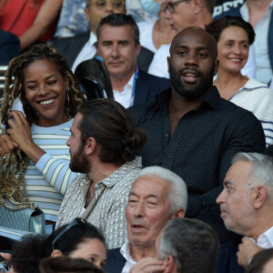 Teddy Riner et sa compagne Luthna Plocus - People dans les tribunes - Match de football en ligue 1 Uber Eats : Le PSG (Paris Saint-Germain) remporte la victoire 4-2 contre Strasbourg au Parc des Princes le 14 août 2021. © Federico Pestellini / Panoramic / Bestimage 