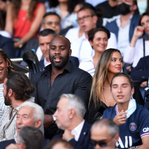 Teddy Riner et sa compagne Luthna Plocus - Match de football en ligue 1 Uber Eats : Le PSG (Paris Saint-Germain) remporte la victoire 4-2 contre Strasbourg au Parc des Princes le 14 août 2021. © Philippe Lecoeur / Panoramic / Bestimage 