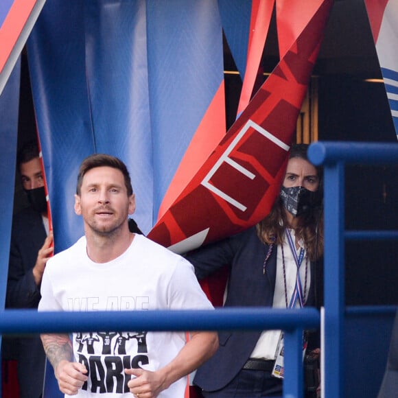 CEREMONIE - HOMMAGE - PRESENTATION DES NOUVELLES RECRUES DU PSG - 30 LIONEL LEO MESSI (PSG) - Présentation des joueurs - Match de football en ligue 1 Uber Eats : Le PSG (Paris Saint-Germain) remporte la victoire 4-2 contre Strasbourg au Parc des Princes le 14 août 2021. Pas de jauge pour ce match, le Parc des Princes est rempli au maximum de sa capacité, une première depuis 18 mois. © Philippe Lecoeur / Panoramic / Bestimage 