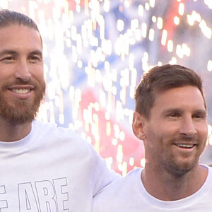 CEREMONIE - HOMMAGE - PRESENTATION DES NOUVELLES RECRUES DU PSG - 30 LIONEL LEO MESSI (PSG) - 04 SERGIO RAMOS (PSG) - Présentation des joueurs - Match de football en ligue 1 Uber Eats : Le PSG (Paris Saint-Germain) remporte la victoire 4-2 contre Strasbourg au Parc des Princes le 14 août 2021. Pas de jauge pour ce match, le Parc des Princes est rempli au maximum de sa capacité, une première depuis 18 mois. © Philippe Lecoeur / Panoramic / Bestimage 