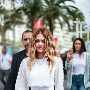 Caroline Receveur - Célébrité sur la Croisette lors du 72ème Festival International du Film de Cannes, le 19 mai 2019.