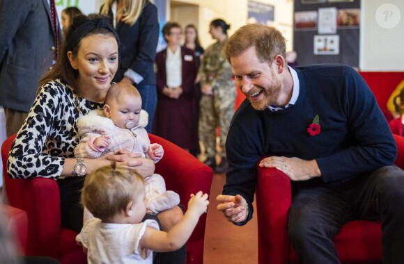 Le prince Harry, duc de Sussex - Le duc et la duchesse de Sussex rencontrent les familles de militaires déployés au centre Broom Farm Community Center à Windsor le 6 novembre 2019.