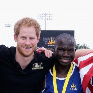 Le prince Harry, le capitaine David Henson (Médaille d'or) et deux autres médaillés après l'épreuve "Track and Field" lors des Invictus Games à Orlando. Le 10 mai 2016