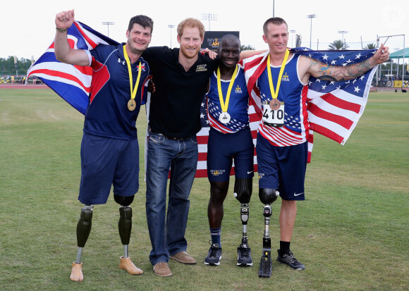 Le prince Harry, le capitaine David Henson (Médaille d'or) et deux autres médaillés après l'épreuve "Track and Field" lors des Invictus Games à Orlando. Le 10 mai 2016