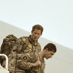 Le prince Harry d'Angleterre arrive à bord d'un avion de la Royal Air Force A-330 sur la base de la RAF Brize Norton a Oxfordshire en Angleterre apres un long sejour en Afghanistan en tant que pilote d'helicoptere de l'armée anglaise le 23 janvier 2013.