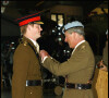 Le prince Harry reçoit ses ailes de pilote des mains de son père le prince Charles en 2010, à la base de l'Army Air Corps à Middle Wallop.