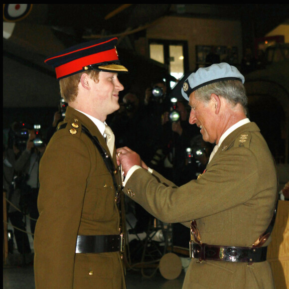 Le prince Harry reçoit ses ailes de pilote des mains de son père le prince Charles en 2010, à la base de l'Army Air Corps à Middle Wallop.