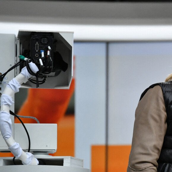 Amelie Mauresmo au téléphone - Internationaux de tennis de Roland Garros à Paris le 6 octobre 2020. © Chryslène Caillaud / Panoramic / Bestimage