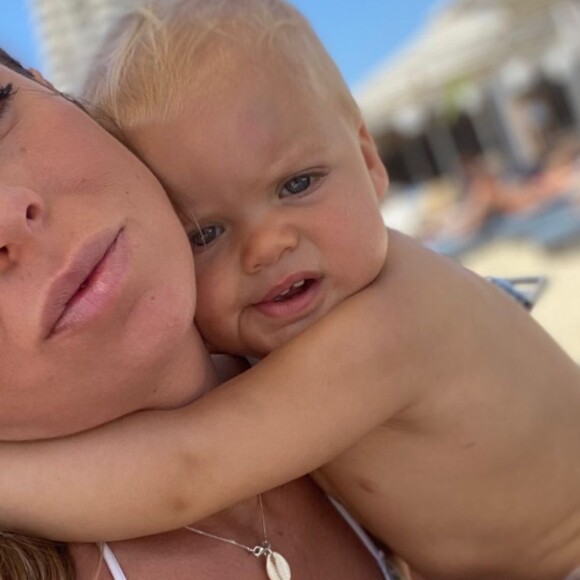 Hillary (Mamans & Célèbres) révèle que son fils Milo s'est blessé en vacances à Mykonos.