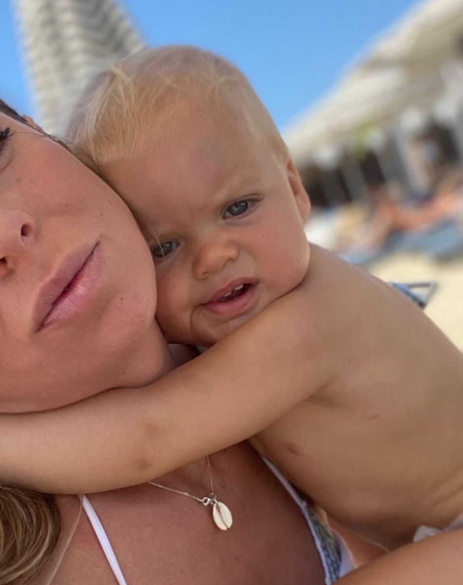 Hillary (Mamans & Célèbres) révèle que son fils Milo s'est blessé en vacances à Mykonos.