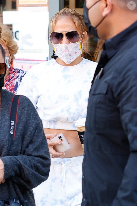 Jennifer Lopez, une alliance au doigt, conduit sa mère chez le médecin à Beverly Hills, le 27 avril 2021.