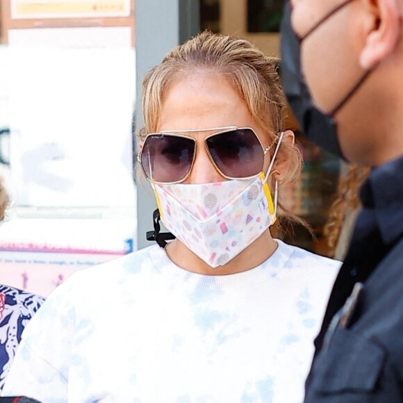 Jennifer Lopez, une alliance au doigt, conduit sa mère chez le médecin à Beverly Hills, le 27 avril 2021.