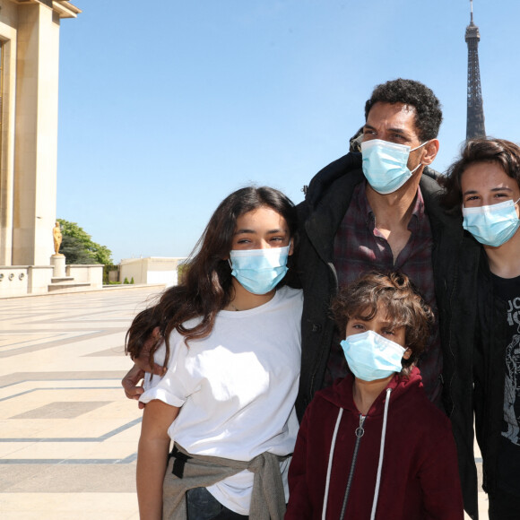 Tomer Sisley, ses enfants, Liv Shaya et Levin, sa femme Sandra et son fils Dino - Arrivées des people à la manifestation de soutien à la famille de Sarah Halimi sur la place du Trocadéro à Paris le 25 avril 2021. © Cyril Moreau/Bestimage