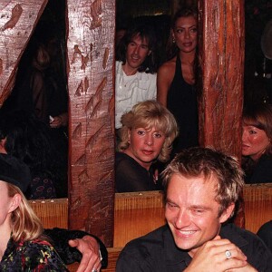 Johnny et Laeticia Hallyday, David Hallyday et Estelle Lefébure en soirée à Paris en 1998. 