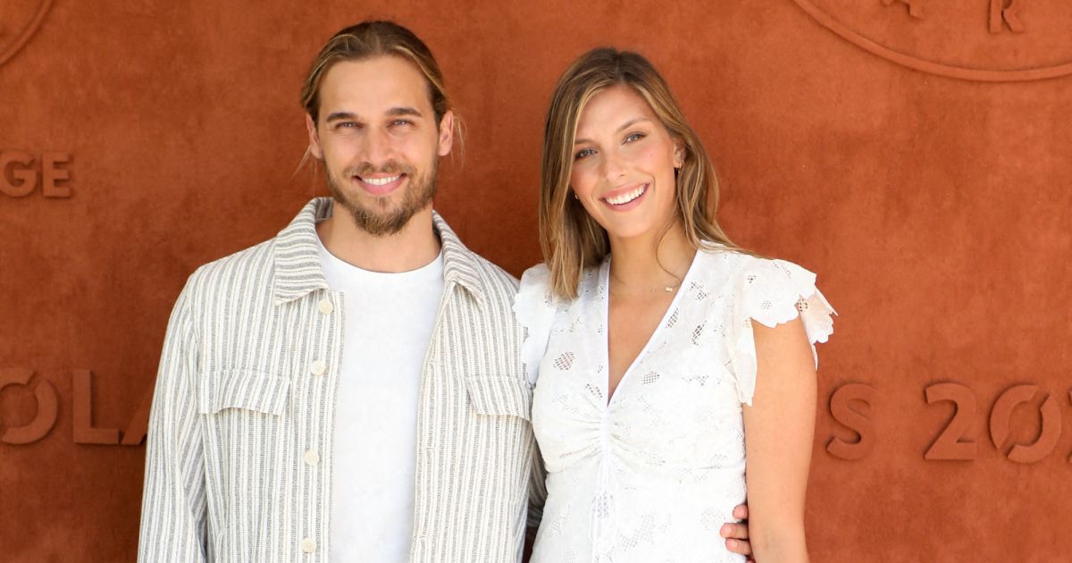 Camille Cerf et son compagnon Théo Fleury au village lors des