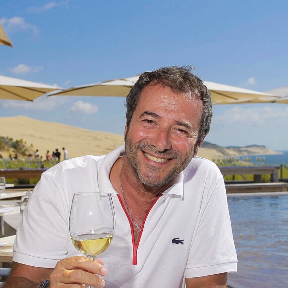 Bernard Montiel, présentateur et animateur radio pose sur la terrasse du restaurant "La Corniche" en dégustant un verre de vin blanc du château Smith Au Lafitte et quelques huïtres. © Thibaud Moritz / Bestimage