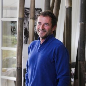 Bernard Montiel, présentateur et animateur radio pose dans le salon de sa maison du Pyla. © Thibaud Moritz / Bestimage