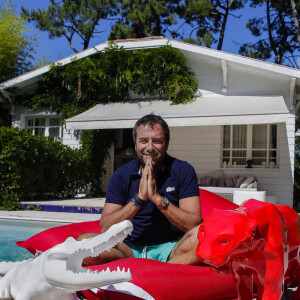 Bernard Montiel, présentateur et animateur radio pose dans sa maison du Pyla au bord de sa piscine avec des oeuvres de l artiste Richard Orlinski. © Thibaud Moritz / Bestimage