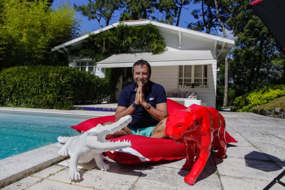 Bernard Montiel, présentateur et animateur radio pose dans sa maison du Pyla au bord de sa piscine avec des oeuvres de l artiste Richard Orlinski. © Thibaud Moritz / Bestimage